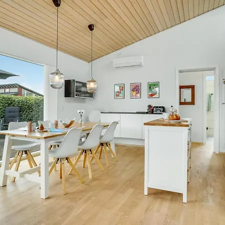 Дом отдыха 4 Bedroom In